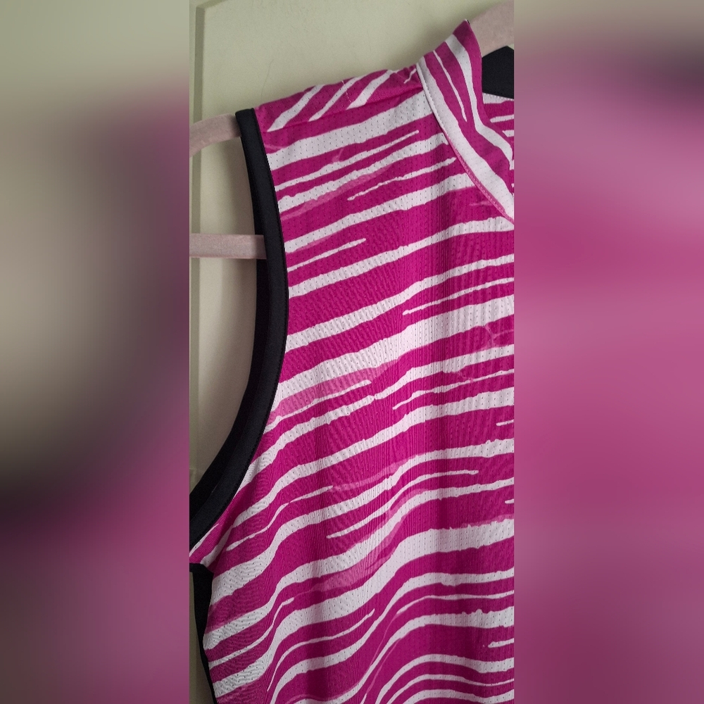 Tail Activewear Magenta & White Zebra Striped Sleeveless Golf Top Siize L Golf - Picture 7 of 10